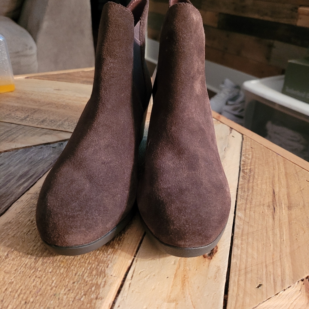 Crocs Womans Leigh Wedge Comfort Chelsea Suede Ankle Brown bootie boots